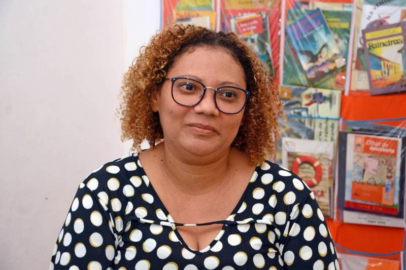 Nesta quarta-feira, 21 de março é o Dia Internacional da Síndrome de Down, data oficialmente estabelecida em 2006 e que tem por finalidade dar visibilidade ao tema, combater o preconceito e a falta de informação correta. Na rede pública estadual de ensino, o aluno com Síndrome de Down é incluso em classes regulares e tem direito, também, ao Atendimento Educacional Especializado (AEE), ofertado, prioritariamente, no contraturno escolar, conforme determina a Política Nacional da Educação Especial. A coordenadora de Educação Especial da Secretaria de Estado de Educação (Seduc), Kamilla Vallinoto, lembra que atualmente, a rede pública estadual conta com 630 escolas com salas de recursos multifuncionais em todo o Estado. Nessas salas, o estudante com Síndrome de Down recebe o AEE. Além desses locais, esses alunos também podem ter esse atendimento em unidades, centros e núcleos especializados públicos e instituições privadas conveniadas com a Secretaria. Na foto, a professora Janaína Machado.
FOTO: ELISEU DIAS / ASCOM SEDUC
DATA: 20.03.2018
BELÉM - PARÁ <div class='credito_fotos'>Foto: Eliseu Dias / Ascom Seduc | <a href='/midias/2018/originais/1a62f89c-7593-4c2b-becf-3095447ec264.jpg' download><i class='fa-solid fa-download'></i> Download</a></div>