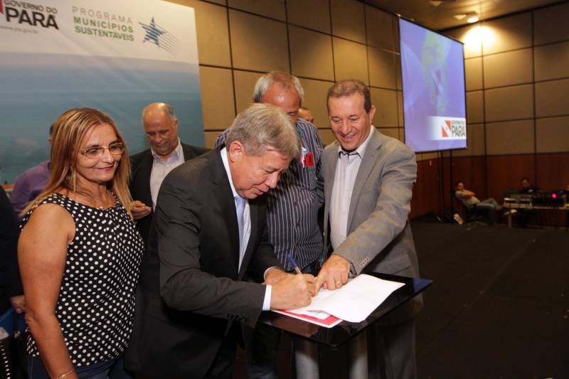 O primeiro dia do Fórum Permanente de Prefeitas e Prefeitos dos Municípios Sustentáveis contou com a participação de 85 prefeitos , 17 vices e 21 secretários municipais dos 141 municípios manifestaram interesse em adotar as diretrizes do programa. Para o governador Simão Jatene, esta grande participação simboliza a união de agentes públicos que colocaram os interesses coletivos acima dos interesses individuais para construir um estado melhor para todos. Com o tema “Gestão Compartilhada”, o evento traz as experiências e os desdobramentos das agendas governamentais que foram planejadas em parceria com as gestões municipais. Através da Secretaria Extraordinária de Municípios Sustentáveis (Semsu) Governo do Pará, por meio da Semsu, investe na capacitação dos municípios para a promoção de uma gestão fiscal eficiente. Para Izabela Jatene, este primeiro dia serviu para sinalizar o quanto os gestores estão preocupados com o equilíbrio da questão fiscal dos municípios e em desenvolver uma governança compartilhada para desenvolver seus municípios.
FOTO: CRISTINO MARTINS / AG. PARÁ
DATA: 07.02.2018
BELÉM - PARÁ <div class='credito_fotos'>Foto: Cristino Martins/Ag. Pará | <a href='/midias/2018/originais/1a64074d-3258-41ea-904a-8b0de3e29c38.jpg' download><i class='fa-solid fa-download'></i> Download</a></div>