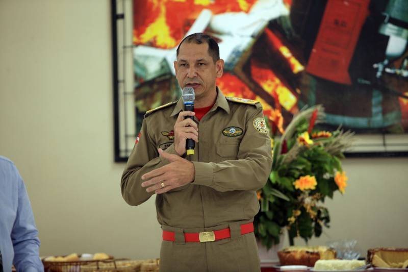 O governador Simão Jatene foi homenageado nesta sexta-feira, 14, com um café da manhã no Quartel do Corpo de Bombeiros Militar do Pará. A homenagem foi feita pela cúpula da Segurança Pública do Estado. Na foto, o comandante do Corpo de Bombeiros Militar Zanelli Nascimento.

FOTO: MÁCIO FERREIRA / AG. PARÁ
DATA: 14.12.2018
BELÉM - PARÁ <div class='credito_fotos'>Foto: MÁCIO FERREIRA/ AG. PARÁ   |   <a href='/midias/2018/originais/1a6a60ea-fe3f-4b8a-931a-fd02d56e622a.jpg' download><i class='fa-solid fa-download'></i> Download</a></div>