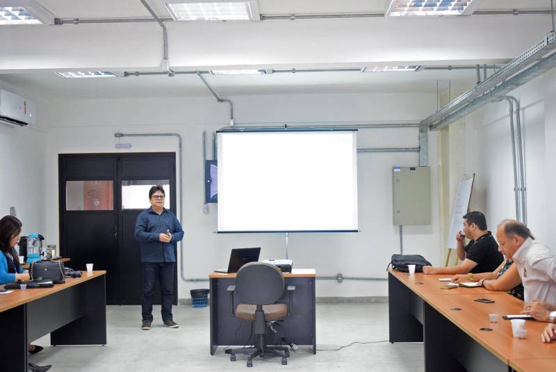 A Secretaria de Ciência, Tecnologia e Educação Profissional e Tecnológica (Sectet) realizou, na manhã desta nesta sexta-feira (21), mais uma edição dos “Diálogos da Inovação”. O tema abordado, desta vez, foi "Governança territorial e desenvolvimento local".  O evento ocorreu no Espaço Empreendedor do Parque de Ciência e Tecnologia Guamá (PCT Guamá). Na foto, o servidor da Sectet, Edivanildo Camarão, que apresentou sua pesquisa sobre o APL de Pesca e Aquicultura de Bragança

FOTO: ASCOM / SECTET
DATA: 20.12.2018
BELÉM - PARÁ <div class='credito_fotos'>Foto: Ascom Sectet   |   <a href='/midias/2018/originais/1a6cb8b6-d569-45fa-803c-e959396969b9.jpg' download><i class='fa-solid fa-download'></i> Download</a></div>