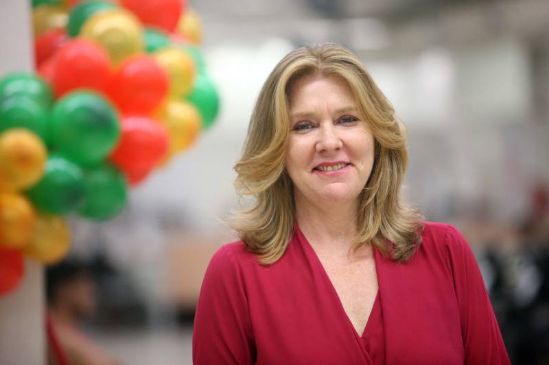 “A minha prioridade é quitar a faculdade da minha filha, é o último ano dela”, disse a operadora de caixa Mônica Vieira, que ganhou R$ 100 mil na 25ª edição do prêmio do Programa Nota Fiscal Cidadã. A entrega simbólica para ela e outros cinco ganhadores dos maiores prêmios foi realizada na manhã desta terça-feira, 11, na Estação Cidadania do shopping Pátio Belém. Mônica trabalha há cinco anos em um supermercado no bairro de Fátima, em Belém. Ela conta que entrou no programa logo que foi criado, em 2012, mas que a princípio ficou com receio de incluir sua conta bancária nos dados do cadastro. “Depois que alguns clientes meus falaram que já tinham ganhado 100, 200 reais, decidi voltar e incluir minha conta. A maioria das pessoas pensa que é controle de gastos, que não é bom. Mas não é isso”, disse. Na foto, a coordenadora da Nota Fiscal Cidadã, Roseli Kempfer.

FOTO: MARCELO LELIS / AG. PARÁ
DATA: 11.12.2018
BELÉM - PARÁ <div class='credito_fotos'>Foto: Marcelo Lelis / Ag. Pará   |   <a href='/midias/2018/originais/1a6ec702-b76e-43eb-b1f0-7db94a29d309.jpg' download><i class='fa-solid fa-download'></i> Download</a></div>