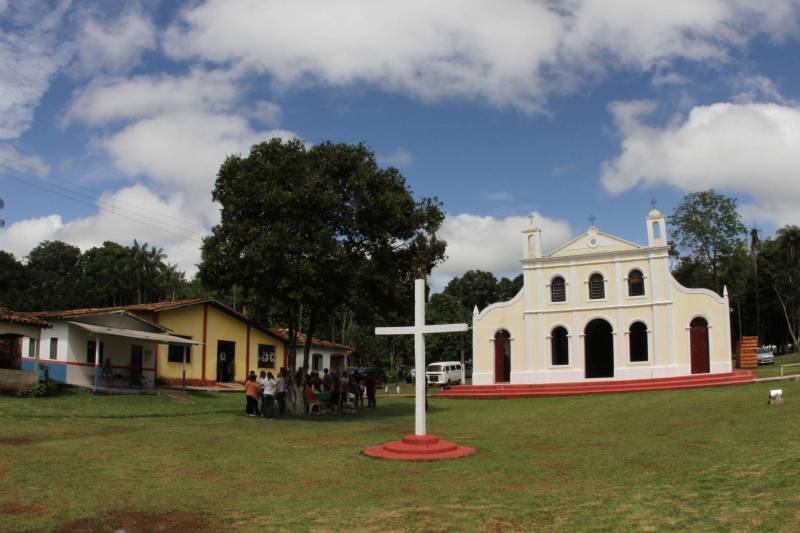 Cento e dezoito famílias da comunidade quilombola do Caeté (foto), no município de Abaetetuba, no nordeste do Estado, foram beneficiadas com um título coletivo de terra. Com o documento, o Governo do Estado, por meio do Instituto de Terras do Pará (Iterpa), reconhece o direito de uma população que há décadas ocupa e trabalha na área. A cerimônia de entrega ocorreu na manhã deste sábado (24), no Centro Comunitário, e contou com a participação do governador Simão Jatene. A área titulada corresponde a cerca de 1.400 hectares. Agora, devidamente respaldadas, as famílias poderão ter acesso a empréstimos, políticas públicas, entre outros benefícios que possibilitam o desenvolvimento da sua produção e a continuidade de suas tradições. “Com o documento de terra a comunidade passa a ter segurança jurídica e acesso a créditos, financiamentos e outros benefícios que antes não lhes era permitido. Além disso, agora eles poderão produzir com mais segurança, mantendo a terra entre as futuras gerações”, afirmou o governador Simão Jatene.
FOTO: CRISTINO MARTINS / AG. PARÁ
DATA: 24.03.2018
ABAETETUBA - PARÁ
<div class='credito_fotos'>Foto: Cristino Martins/Ag. Pará | <a href='/midias/2018/originais/1a6ed28e-bca1-49e6-8d4e-106f66b7718f.jpg' download><i class='fa-solid fa-download'></i> Download</a></div>