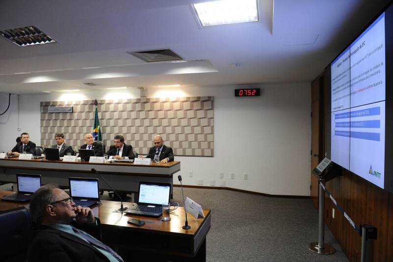 Comissão de Serviços de Infraestrutura (CI) realiza audiência pública Interativa para discutir a renovação da outorga da ferrovia de Carajás.
Mesa:
diretor da Agência Nacional de Transportes Terrestres (ANTT), Sérgio de Assis Lobo;
secretário de Coordenação de Projetos da Secretaria-Geral da Presidência da República, Tarcísio Gomes de Freitas;
presidente eventual da CI, senador Flexa Ribeiro (PSDB-PA);
secretário de Desenvolvimento Econômico, Mineração e Energia do Estado do Pará, Adnan Demachki;
secretário de Fomento para Ações de Transportes, do Ministério dos Transportes, Portos e Aviação Civil, Dino Antunes Dias Batista.
Foto: Marcos Oliveira/Agência Senado <div class='credito_fotos'>Foto: Marcos Oliveira / Agência Senado | <a href='/midias/2018/originais/1a73a6ca-1a80-48f4-8ee8-c0c6698139a0.jpg' download><i class='fa-solid fa-download'></i> Download</a></div>