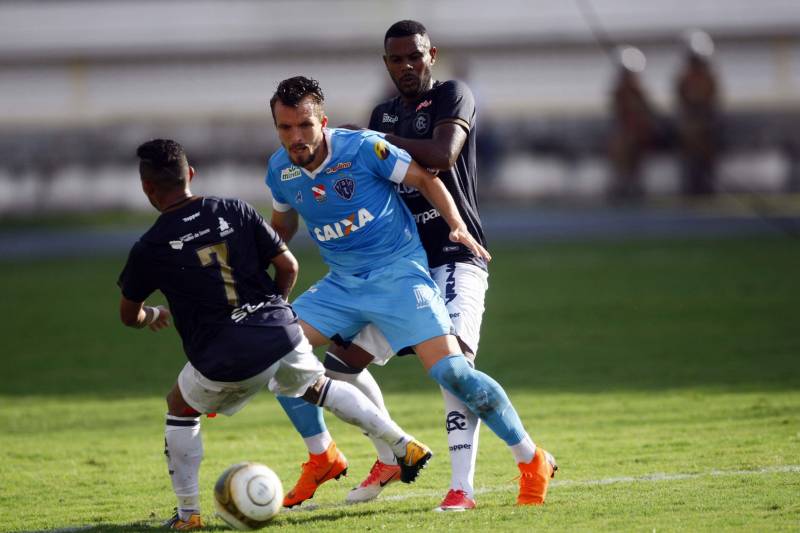 Foram exatos dois meses tentando assistir ao seu primeiro Re x Pa em 2018. Neste domingo, finalmente, a estudante Hendrea Souza convenceu o noivo, Arthur Pantoja, a levá-la ao Estádio Olímpico do Pará, o Mangueirão. E logo numa final. "Só trouxe porque vim no domingo passado e vi algumas mudanças no esquema de segurança", disse Arthur. "Tem mais policiais e a bebedeira em volta do estádio praticamente acabou", afirmou. As mudanças realmente aconteceram a partir do clássico do último dia primeiro e já surtiram efeito. A chamada “Operação Mangueirão” pôs em prática ações de ordenamento no entorno do estádio, com início a partir das 7h30 e encerramento às 20h. A operação determina a delimitação de espaço para atuação de vendedores ambulantes, proibição de veículos com sons automotivos ao redor do estádio e de barracas irregulares, seis pontos de bloqueio e dois para o ingresso de comerciantes e orientações ao público.
FOTO: THIAGO GOMES / AG. PARÁ
DATA: 08.04.2018
BELÉM - PARÁ <div class='credito_fotos'>Foto: Thiago Gomes /Ag. Pará | <a href='/midias/2018/originais/1a848966-997f-40f5-9016-7c5aebb9fb73.jpg' download><i class='fa-solid fa-download'></i> Download</a></div>