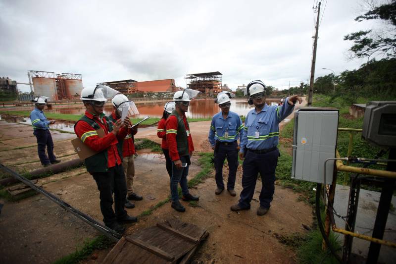 A Secretaria de Estado de Meio Ambiente e Sustentabilidade (Semas) notificou oficialmente a Hydro, na tarde desta terça-feira (27), por conta do não cumprimento do prazo de 48 horas dado na sexta-feira (23) pelo governo para que a empresa reduzisse os níveis das bacias de resíduos ao nível de, pelo menos, um metro, conforme determina a legislação ambiental. A notificação foi entregue por técnicos da Semas na sede da refinaria, em Barcarena, a 112 quilômetros de Belém. A determinação é que a produção seja reduzida pela metade.
FOTO: THIAGO GOMES / AG PARÁ
DATA: 27.02.2018
BARCARENA - PARÁ <div class='credito_fotos'>Foto: Thiago Gomes /Ag. Pará | <a href='/midias/2018/originais/1a8631fa-046c-4490-a5eb-c362ee56272e.jpg' download><i class='fa-solid fa-download'></i> Download</a></div>