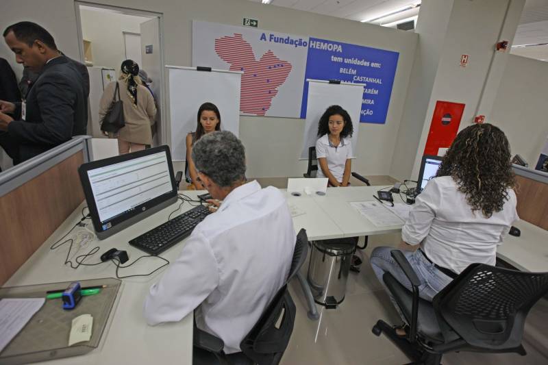Carteira de identidade, habilitação e de trabalho. Seguro-desemprego, segunda via de boletos de água e multas de transito. Registros na Junta Comercial e DARFs de impostos. Registros de ocorrências na polícia e queixas ao Procon. Tudo num só lugar, rápido e fácil. O governador Simão Jatene entregou nesta sexta-feira, 04, à população a Estação Cidadania do Shopping Pátio Belém (foto). É a sexta unidade de atendimento à população no estado do Pará. Num espaço de mais de mil metros quadrados, a população poderá contar com serviços de órgãos como: Banpará; Polícia Civil; Procon; Secretaria de Justiça e Direitos Humanos; Sistema Nacional de Empregos; Secretaria de Assistência Social, Trabalho e Renda; Junta Comercial do Estado, Secretaria da Fazenda, Cosanpa, Detran, Igeprev e Fundação Pro-Paz. Além desses, as novidades ficam por conta do Hemopa, oferecendo a possibilidade do cidadão doar sangue e da Secretaria Municipal de Mobilidade (Semob).
FOTO: ANTÔNIO SILVA / AG. PARÁ
DATA: 04.05.2018
BELÉM - PARÁ <div class='credito_fotos'>Foto: Antônio Silva/Ag. Pará | <a href='/midias/2018/originais/1a87a947-3a5d-4d4f-a3cb-ad98810e9bc7.jpg' download><i class='fa-solid fa-download'></i> Download</a></div>