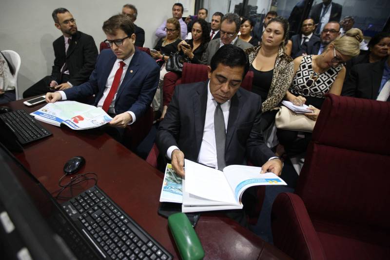 O governador Simão Jatene entregou, na manhã desta terça-feira (6), a "Mensagem Governamental do Pará à Assembleia Legislativa 2018", em sessão especial que abriu os trabalhos da Casa no exercício 2018. A leitura do documento destacou os principais resultados alcançados pelo governo no ano anterior e fez prognósticos de obras e serviços previstos para este ano. Na foto, os deputados Deputado estadual Dirceu Ten Caten (e) e Carlos Bordalo (d).
FOTO: ANTONIO SILVA / AG. PARÁ
DATA: 06.02.2018
BELÉM - PARÁ <div class='credito_fotos'>Foto: Antônio Silva/Ag. Pará | <a href='/midias/2018/originais/1aa45621-3fbc-4842-94b2-77b12b4bcc52.jpg' download><i class='fa-solid fa-download'></i> Download</a></div>