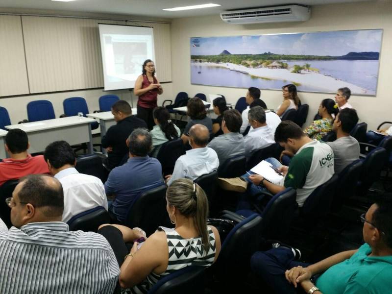 O ordenamento do setor pesqueiro na oeste do Pará foi tema de reunião (foto) nesta sexta-feira (18), no auditório do Centro de Governo do Baixo Amazonas, em Santarém, com a participação de representantes de instituições públicas da União, do governo do Estado e entidades. Foi discutida a criação de um Grupo de Trabalho específico para desenvolvimento da pesca e aquicultura, a fim de que seja construída uma agenda de governo, a partir de uma portaria que regulamente o GT para discutir a legislação vigente. De acordo como João Terra, diretor de Pesca e Aquicultura da Secretaria de Estado de Desenvolvimento Agropecuário e da Pesca (Sedap), é necessário um Plano de Ação Regional, além de instrumentos legais que possam normatizar, entre outras atividades, o manejo do pirarucu e a piscicultura.
FOTO: SAMUEL ALVARENGA / SECOM
DATA: 18.05.2018
SANTARÉM - PARÁ <div class='credito_fotos'>Foto: Samuel Alvarenga / Secom | <a href='/midias/2018/originais/1ab31107-5a3a-45b3-9fda-b1eeef8d9865.jpg' download><i class='fa-solid fa-download'></i> Download</a></div>