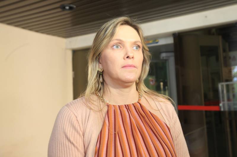 O Comitê de Enfrentamento à Violência Sexual Contra Crianças e Adolescentes, o Ministério Público do Pará, a Fundação Pro Paz e outras instituições parceiras realizaram na manhã desta sexta-feira (18) uma “Ciranda pelos direitos sexuais de crianças e adolescentes”, no auditório do MP, em Belém. A programação foi alusiva a 18 de Maio, Dia Nacional de Enfrentamento à Exploração e ao Abuso Sexual Contra Crianças e Adolescentes. O objetivo do evento foi debater com crianças e adolescentes a temática, enfatizando o respeito aos direitos desse segmento. A promotora Leane Barros Fiuza de Melo (foto), coordenadora do Centro de Apoio Operacional da Infância e Juventude do Ministério Público, ressaltou a importância de somar esforços nesta luta.
FOTO: RODOLFO OLIVEIRA / AG. PARÁ
DATA: 18.05.2018
BELÉM - PARÁ <div class='credito_fotos'>Foto: Agência Pará | <a href='/midias/2018/originais/1abf85b5-845b-439a-80de-d7577187618c.jpg' download><i class='fa-solid fa-download'></i> Download</a></div>