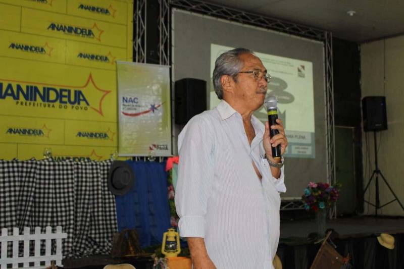 Na manhã desta quarta-feira (13) cerca de 200 pessoas participaram da abertura de mais uma edição do Projeto Família e Cidadania, no auditório da Secretaria Municipal de Educação de Ananindeua (Semed), no Bairro da Guanabara, em Ananindeua (Região Metropolitana de Belém). O evento – que prossegue até sexta-feira (15) - foi aberto por representantes dos órgãos parceiros do projeto, entre eles Daniele Khayat, diretora-geral do Núcleo de Articulação e Cidadania (NAC), do governo do Estado. Ao destacar como o projeto melhora a vida das pessoas, Daniele Khayat disse que “hoje a sociedade realmente vem enfrentando muitas dificuldades, e eu digo isso diante do que estamos presenciando nas escolas, na área de saúde e em várias outras áreas. Com esse projeto temos um grande desafio, que é a educação familiar, pois a base da sociedade é a família, é o núcleo, e o projeto vem dando esse empoderamento às famílias”. Na foto, o instrutor da Emater, Henrique Sawake. 

FOTO: ASCOM / NAC
DATA: 13.06.2018
BELÉM - PARÁ <div class='credito_fotos'>Foto: Ascom NAC   |   <a href='/midias/2018/originais/1ac7119a-68b7-42b5-8e3e-c3b779803986.jpg' download><i class='fa-solid fa-download'></i> Download</a></div>