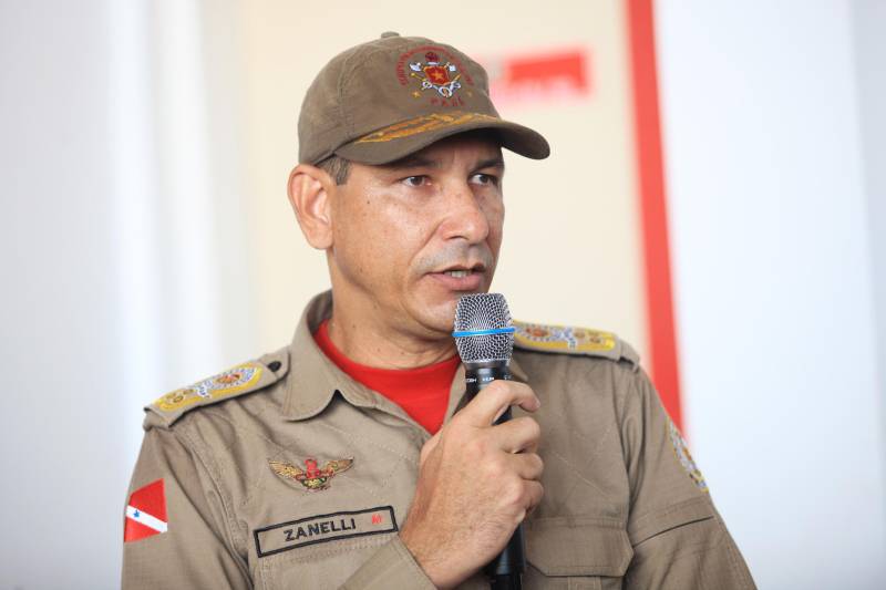 Moradores, comerciantes, militares e políticos da região da Ilha do Marajó comemoraram, nesta quarta-feira (24), junto ao governador Simão Jatene, a entrega do 18º Grupamento Bombeiro Militar, inaugurado hoje no município de Salvaterra. Quarenta e oito militares foram deslocados para o local, sendo 45 praças e três oficiais. O espaço conta com viaturas para atendimento a incêndios, salvamentos, resgates e uma lancha.O Coronel Antônio Zanelli, comandante geral do Corpo de Bombeiros, explicou a escolha do município para receber o grupamento. “Salvaterra foi escolhida estrategicamente para receber este quartel por ser a porta do Marajó. Salvaterra e Soure possuem forte apelo turístico. Antes, nosso tempo-resposta para a população daqui demorava até 1h30 minutos, já que vínhamos de Icoaraci, distrito de Belém. Agora a meta é atender o mais rápido possível os seis municípios da região do Marajó Ocidental”, explicou. Além de Salvaterra e Soure, a corporação atenderá os municípios de Cachoeira do Arari, Santa Cruz do Arari, Ponta de Pedras e Muaná. Na foto, o Coronel Antônio Zanelli.

FOTO: MÁCIO FERREIRA / AG PARÁ
DATA: 24.01.2018
SALVATERRA - PARÁ <div class='credito_fotos'>Foto: MÁCIO FERREIRA/ AG. PARÁ   |   <a href='/midias/2018/originais/1acfcb2e-660b-43ef-96a7-7fc2706523f9.jpg' download><i class='fa-solid fa-download'></i> Download</a></div>