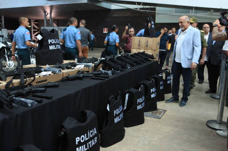 Com a entrega de mais 359 veículos, somente esta semana, o Governo do Pará reforçou a atuação da área de segurança pública em todo o Estado. Todos os veículos auxiliarão no combate a criminalidade e a manutenção da segurança em todo o território paraense. Boa parte desses veículos foi destinada diretamente para as guardas municipais, numa ação integrada com as Prefeituras, por meio da Secretaria de Segurança Pública e Defesa Social (Segup) com articulação da Secretaria de Municípios Sustentáveis, que define em conjunto com os municípios, a agenda de prioridades. A última etapa da entrega ocorreu nesta quinta-feira (5), no Hangar – Centro de Convenções da Amazônia.
FOTO: RODOLFO OLIVEIRA / AG. PARÁ
DATA: 05.07.2018
BELÉM - PARÁ <div class='credito_fotos'>Foto: Rodolfo Oliveira/Ag. Pará | <a href='/midias/2018/originais/1ad074b8-3843-45eb-b958-0c3ab1c2a9b5.jpg' download><i class='fa-solid fa-download'></i> Download</a></div>