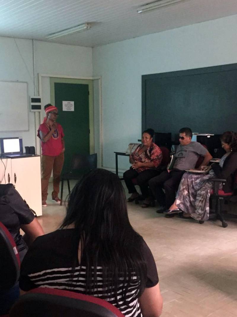 Entre os dias 9 e 11 de maio, a Secretaria de Estado de Assistência Social, Trabalho, Emprego e Renda (Seaster) capacitou conselheiros tutelares do município de Ananindeua para a utilização do Sipia, o Sistema Nacional de Registro e Tratamento de Informações sobre a garantia e defesa dos direitos fundamentais preconizados no Estatuto da Criança e do Adolescente (ECA). A capacitação foi realizada no Centro Integrado de Inclusão e Cidadania (CIIC). O Sipia agrega dados em nível municipal, estadual e nacional constituindo uma base de dados para a formulação de políticas no setor. Os conselheiros tutelares são os responsáveis por receber as denúncias e alimentar este sistema. “Aproveitamos nessa capacitação para discutir e dialogar sobre vários casos que chegam aos conselhos tutelares, para relembrar o papel do conselheiro tutelar e, principalmente, destacar a importância que o sistema seja usado e preenchido para que, com acesso a essas informações, as políticas públicas sejam repensadas e fluam com a rede da garantia de direitos da criança e do adolescente”, explicou a coordenadora de média complexidade da Seaster, Norma Barbosa.
FOTO: ASCOM / SEASTER
DATA: 11.05.2018
BELÉM - PARÁ <div class='credito_fotos'>Foto: ASCOM / SEASTER | <a href='/midias/2018/originais/1ad32a7b-9f88-4c2d-822d-28cc14c25bf1.jpg' download><i class='fa-solid fa-download'></i> Download</a></div>