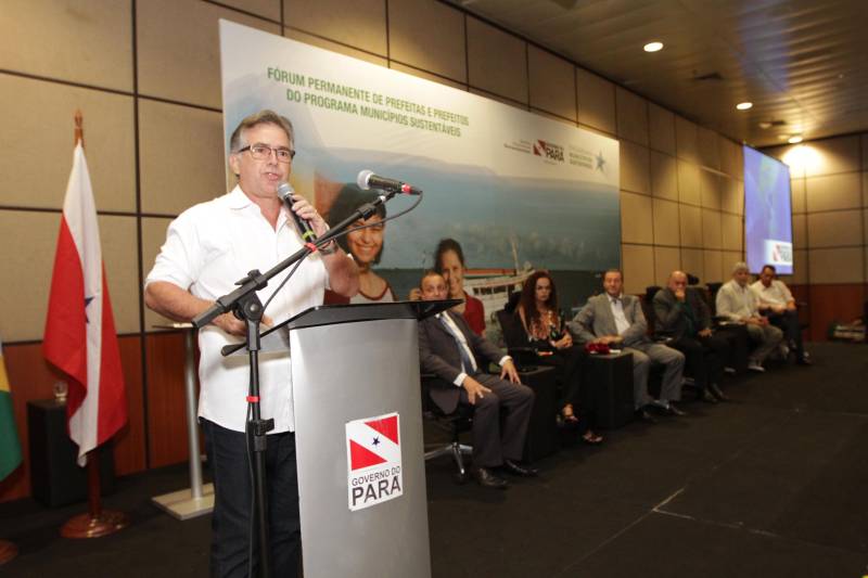 O primeiro dia do Fórum Permanente de Prefeitas e Prefeitos dos Municípios Sustentáveis contou com a participação de 85 prefeitos , 17 vices e 21 secretários municipais dos 141 municípios manifestaram interesse em adotar as diretrizes do programa. Para o governador Simão Jatene, esta grande participação simboliza a união de agentes públicos que colocaram os interesses coletivos acima dos interesses individuais para construir um estado melhor para todos. Com o tema “Gestão Compartilhada”, o evento traz as experiências e os desdobramentos das agendas governamentais que foram planejadas em parceria com as gestões municipais. Através da Secretaria Extraordinária de Municípios Sustentáveis (Semsu) Governo do Pará, por meio da Semsu, investe na capacitação dos municípios para a promoção de uma gestão fiscal eficiente. Para Izabela Jatene, este primeiro dia serviu para sinalizar o quanto os gestores estão preocupados com o equilíbrio da questão fiscal dos municípios e em desenvolver uma governança compartilhada para desenvolver seus municípios. Na foto, o deputado federal Joaquim Passarinho.
FOTO: CRISTINO MARTINS / AG. PARÁ
DATA: 07.02.2018
BELÉM - PARÁ <div class='credito_fotos'>Foto: Cristino Martins/Ag. Pará | <a href='/midias/2018/originais/1ae0b408-cdb3-49c1-ae00-d3e72d336bda.jpg' download><i class='fa-solid fa-download'></i> Download</a></div>