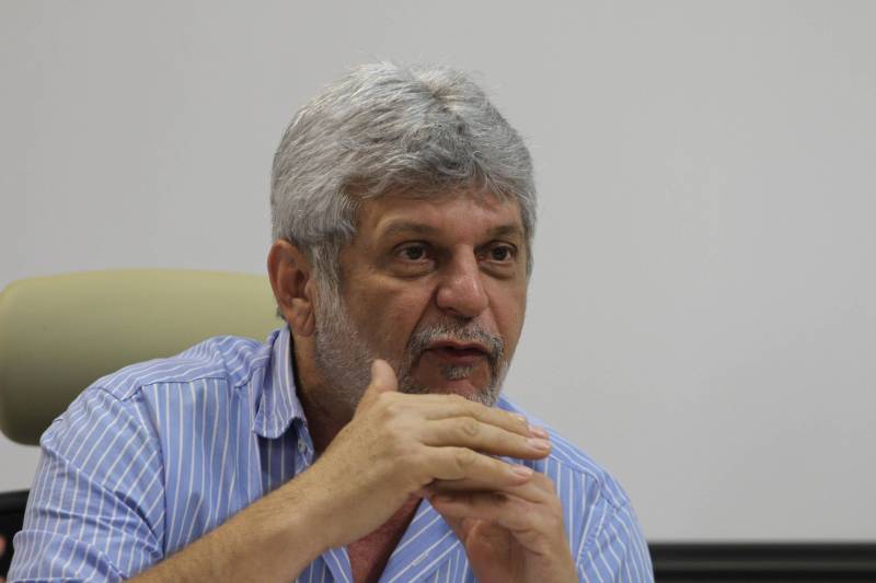 Representantes de 20 entidades sindicais foram recebidos na tarde desta terça-feira (27), na Secretaria de Estado de Administração (Sead), para tratar sobre a data base dos servidores. A secretária de Administração Alice Viana – acompanhada de José Megale (foto), chefe da Casa Civil, e Ruth Pina, secretária adjunta de Administração -, explicou aos sindicalistas que, apesar de a economia do País vir dando sinais de recuperação, é preciso prudência ao discutir medidas que aumentem os custos da gestão pública. "Esperamos até o início de abril um levantamento da Secretaria Estadual de Fazenda (Sefa) do comportamento de receita do mês de março, para uma análise cuidadosa da nossa capacidade no comprometimento de gastos. Hoje, nosso comprometimento de receita corrente líquida com pessoal é de 45,08%, muito perto do limite prudencial de gastos. Portanto, só temos como dar uma posição referente a reajuste após esse período", informou.
FOTO: CRISTINO MARTINS /AG. PARÁ
DATA: 27.03.2018
BELÉM - PARÁ <div class='credito_fotos'>Foto: Cristino Martins/Ag. Pará | <a href='/midias/2018/originais/1ae35755-1abd-4d05-b217-9b872988a323.jpg' download><i class='fa-solid fa-download'></i> Download</a></div>