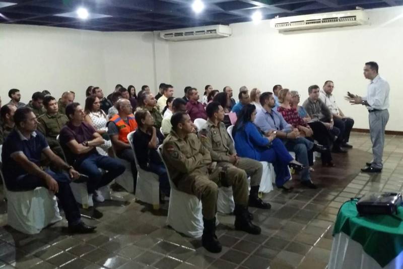 A equipe do Centro Regional de Governo do Baixo Amazonas está no município de Itaituba, na região do Tapajós, onde promoveu, na noite desta terça-feira, 22, reunião com dirigentes e demais servidores de órgãos estaduais, nas mais diversas áreas. O objetivo foi o de promover a integração regional e apresentar o modelo de gestão baseado na Governança Pública Compartilhada. Para o secretário regional, Olavo das Neves (foto), nesse cenário é muito importante a presença e a participação dos servidores públicos do Estado

FOTO: SAMUEL ALVARENGA / SECOM
DATA: 23.05.2018
ITAITUBA - PARÁ <div class='credito_fotos'>Foto: Samuel Alvarenga / Secom   |   <a href='/midias/2018/originais/1ae7427f-f10a-4853-86ae-cdab85ff2f1d.jpg' download><i class='fa-solid fa-download'></i> Download</a></div>