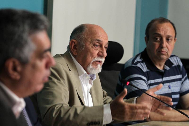 O Governo do Estado anunciou nesta sexta-feira (23), durante coletiva, as medidas que serão adotadas no caso do vazamento registrado no último sábado (17) da bacia de rejeitos de bauxita da Hydro Alunorte, confirmado pelo Instituto Evandro Chagas. Segundo o governador Simão Jatene (foto), a mineradora será notificada para garantir água potável às comunidades ao longo de um ano e, ainda, para criar um fundo financeiro específico para este evento e eventuais incidentes futuros.
FOTO: CRISTINO MARTINS / AG. PARÁ
DATA: 23.02.2018
BELÉM - PARÁ <div class='credito_fotos'>Foto: Cristino Martins/Ag. Pará | <a href='/midias/2018/originais/1af2f941-8b6f-43cd-a5cf-d9bb543122a4.jpg' download><i class='fa-solid fa-download'></i> Download</a></div>