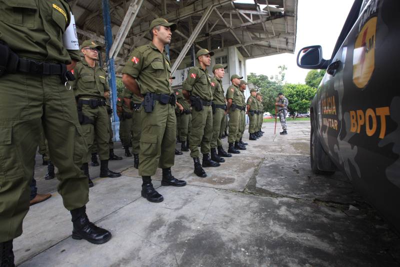 “A sociedade está prestes a receber novos policiais, profissionais prontos e treinados para defender o cidadão. Mesmo ainda não tendo encerrado o curso, já me sinto um PM. A instituição pode ter certeza que estarei sempre de pronto-emprego para atender no que ela precisar de mim”. A fala do aluno do Centro de Formação, dita nesta segunda-feira (7) durante uma aula do Curso de Formação e Aperfeiçoamento de Praças (CFAP) da Polícia Militar do Pará, demonstra o sentimento dos cerca de 2 mil homens e mulheres que estão próximos de encerrar o curso e iniciar seus trabalhos nas ruas. Em Belém, na sede do CFAP, estão em fase de conclusão da formação, cerca de 500 alunos (foto), entre homens e mulheres. Já no interior do Estado, outros 1. 500 passam pelo curso que também acontece nos municípios Conceição do Araguaia, Itaituba, Santarém, Marabá, Parauapebas, Castanhal, Santa Izabel do Pará, Tucuruí, Paragominas, Capanema, Bragança, Altamira, Barcarena, Soure e Breves. A previsão é que no início de agosto deste ano, todos já estejam efetivamente nas ruas. Aprovados no último concurso público da instituição, os futuros policiais estão desde outubro de 2017 participando de um novo modelo formação. De acordo com o major Arthur Silva, sub-comandante do CFAP, a mudança na grade do curso quase dobrou o número de horas aula.
FOTO: RODOLFO OLIVEIRA / AG. PARÁ
DATA: 08.05.2018
BELÉM - PARÁ <div class='credito_fotos'>Foto: Rodolfo Oliveira/Ag. Pará | <a href='/midias/2018/originais/1af73860-a6c4-4b50-b96b-ec09558bbccc.jpg' download><i class='fa-solid fa-download'></i> Download</a></div>