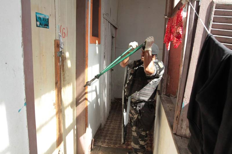 Após dois meses de investigação e um trabalho intenso de inteligência, as forças de segurança estaduais prenderam na tarde de hoje, durante a “Operação Campina”, desencadeada no bairro de mesmo nome, centro de Belém, quatro mulheres acusadas de tráfico de drogas e apreendeu quase dois quilos de cocaína, maconha e crack, resultado do cumprimento de oito mandados de busca e apreensão.
FOTO: CRISTINO MARTINS / AG. PARÁ
DATA: 16.02.2018
BELÉM - PARÁ <div class='credito_fotos'>Foto: Cristino Martins/Ag. Pará | <a href='/midias/2018/originais/1afacb6b-4483-4630-97f8-eee97fd18dee.jpg' download><i class='fa-solid fa-download'></i> Download</a></div>