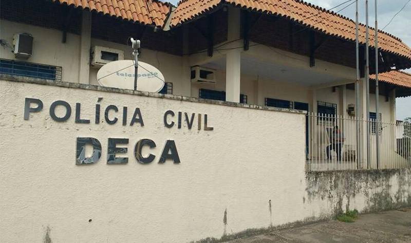 A Polícia Civil do Pará investiga as circunstâncias das agressões e ameaças sofridas por um grupo de agricultores que estava acampado em uma área rural, às margens do rio Araguaia, em São João do Araguaia, no sudeste do Estado. As investigações são presididas pela equipe de policiais civis da Delegacia de Conflitos Agrários (Deca, na foto), sediada em Marabá. Nove pessoas, que faziam parte do acampamento, estiveram na manhã de sexta-feira, dia 4, na sede da Delegacia, onde comunicaram os fatos. O grupo de acampados era formado por cerca de 20 pessoas, que tiveram de sair de um acampamento que estava instalado dentro da fazenda Esperantina, já que a propriedade foi reintegrada por determinação da Justiça. Após serem despejados do local, eles se instalaram às margens do rio Araguaia, na zona rural. Segundo as vítimas, por volta de 22 horas da quinta-feira, dia 3, um grupo de 8 a 12 homens portando armas de fogo e armas brancas chegou ao acampamento em dois veículos, sendo, um deles, uma picape. 

FOTO: REPRODUÇÃO
DATA: 09.05.2018
MARABÁ - PARÁ <div class='credito_fotos'>Foto: REPRODUÇÃO   |   <a href='/midias/2018/originais/1afc2a97-7389-45b8-b536-29b824fad136.jpg' download><i class='fa-solid fa-download'></i> Download</a></div>