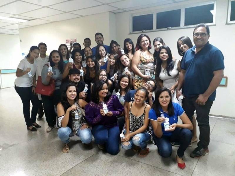 No Hospital Regional do Sudeste do Pará, que fica em Marabá, o trabalho também é feito com parceiros. Um deles é o grupo Filhos da Caridade (foto). Os voluntários não medem esforços para levar aos enfermos um pouco de alegria e descontração. “Estou desde as 8h trabalhando, mas não poderia deixar de vir aqui, porque é algo muito especial. Cada vez que faço parte dessa ação, volto para casa com uma bagagem muito grande de experiências. A gente vê tantas pessoas passando por problemas
que, às vezes, o nosso fica pequeno. São experiências de vida que mudam o nosso olhar”, atesta o voluntário Jacenir Rodrigues.
FOTO: ASCOM / HRBA
DATA: 04.05.2018
MARABÁ - PARÁ <div class='credito_fotos'>Foto: Ascom HRBA | <a href='/midias/2018/originais/1afea994-afbd-42d2-8bc5-949addf170eb.jpg' download><i class='fa-solid fa-download'></i> Download</a></div>