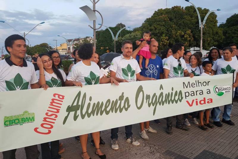 Em Santarém, durante a Semana do Alimento Orgânico, a Emater está atuando especialmente no repasse de informações, como blitz na orla, distribuição de panfletos educativos, além de cursos, feiras orgânicas, palestras e debates, para estudantes e o público em geral.
FOTO: ASCOM EMATER
DATA: 28.05.2018
SANTARÉM - PARÁ <div class='credito_fotos'>Foto: ASCOM EMATER | <a href='/midias/2018/originais/1b01a47f-2455-4d4b-84af-3388de43eee9.jpg' download><i class='fa-solid fa-download'></i> Download</a></div>