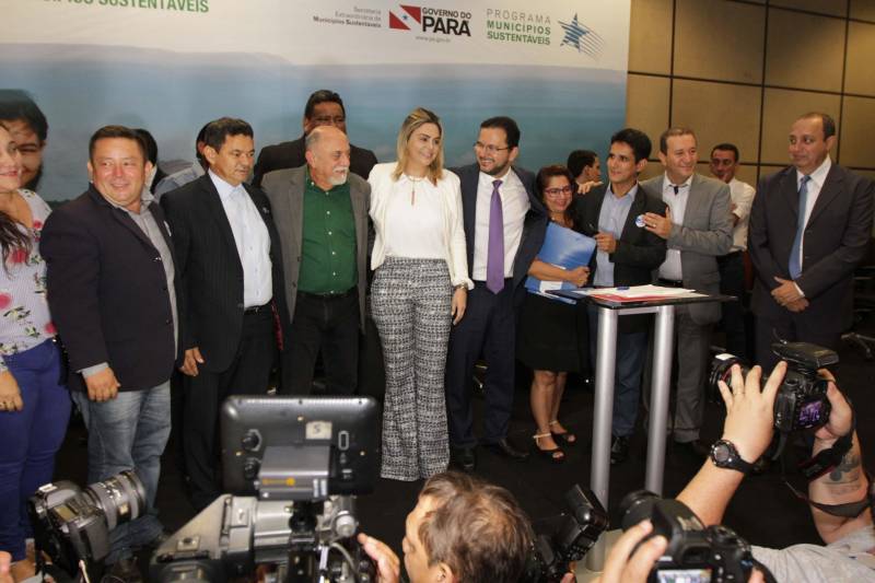 O primeiro dia do Fórum Permanente de Prefeitas e Prefeitos dos Municípios Sustentáveis contou com a participação de 85 prefeitos , 17 vices e 21 secretários municipais dos 141 municípios manifestaram interesse em adotar as diretrizes do programa. Para o governador Simão Jatene, esta grande participação simboliza a união de agentes públicos que colocaram os interesses coletivos acima dos interesses individuais para construir um estado melhor para todos. Com o tema “Gestão Compartilhada”, o evento traz as experiências e os desdobramentos das agendas governamentais que foram planejadas em parceria com as gestões municipais. Através da Secretaria Extraordinária de Municípios Sustentáveis (Semsu) Governo do Pará, por meio da Semsu, investe na capacitação dos municípios para a promoção de uma gestão fiscal eficiente. Para Izabela Jatene, este primeiro dia serviu para sinalizar o quanto os gestores estão preocupados com o equilíbrio da questão fiscal dos municípios e em desenvolver uma governança compartilhada para desenvolver seus municípios.
FOTO: CRISTINO MARTINS / AG. PARÁ
DATA: 07.02.2018
BELÉM - PARÁ <div class='credito_fotos'>Foto: Cristino Martins/Ag. Pará | <a href='/midias/2018/originais/1b04e11c-6e42-4629-8e3b-f5114b81f26f.jpg' download><i class='fa-solid fa-download'></i> Download</a></div>