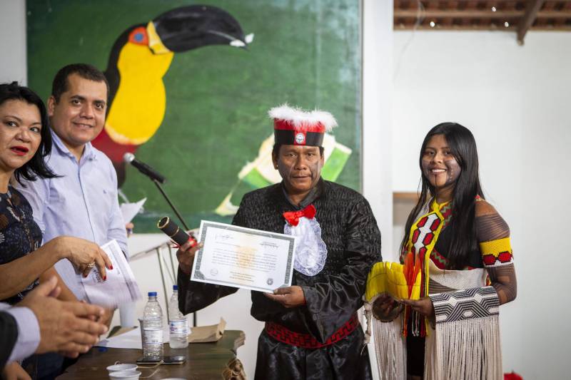 Cerimônia de outorga de grau aos 15 indígenas integrantes da primeira turma do povo Kayapo do curso de licenciatura intercultural indígena da Uepa, na manhã desta quinta-feira, 06, em São Félix do Xingu.

FOTO: NAILANA THIELY / ASCOM UEPA
DATA: 06.11.2018
SÃO FÉLIX DO XINGU - PARÁ <div class='credito_fotos'>Foto: Nailana Thiely / Ascom Uepa   |   <a href='/midias/2018/originais/1b0898c1-4217-4808-873b-3a2d093f4051.jpg' download><i class='fa-solid fa-download'></i> Download</a></div>