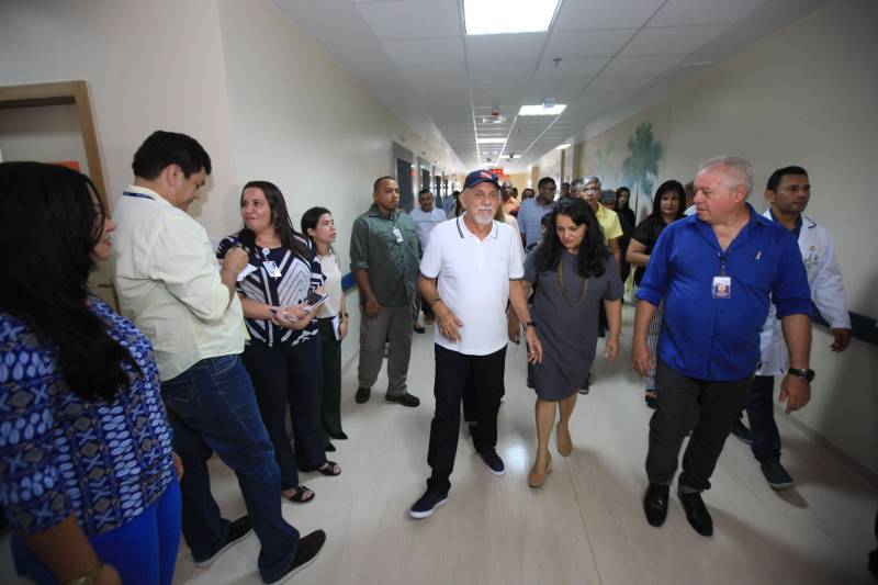 O governador Simão Jatene fez neste domingo (30), às 11 h, uma visita técnica (foto) às instalações do novo Hospital Abelardo Santos, no Distrito de Icoaraci, na Região Metropolitana de Belém. Como fez em Capanema (nordeste do Pará), no novo Hospital Regional dos Caetés, o governador convidou pessoas da comunidade para acompanhá-lo na visita. O objetivo foi mostrar à população que o hospital está pronto para ser inaugurado. "Alguns pequenos detalhes, obrigatórios para a entrada em funcionamento de qualquer hospital, ainda precisam ser feitos, como a assepsia dos ambientes e a calibragem dos equipamentos. Mas o ‘Abelardo’ está pronto, e já é o maior hospital da Região Metropolitana", disse o governador.

FOTO: CRISTINO MARTINS / AG. PARÁ
DATA: 30.12.2018
ICOARACI - PARÁ <div class='credito_fotos'>Foto: Cristino Martins/Ag. Pará   |   <a href='/midias/2018/originais/1b0a5930-ec6a-4f59-9fc5-a07541b7033a.jpg' download><i class='fa-solid fa-download'></i> Download</a></div>