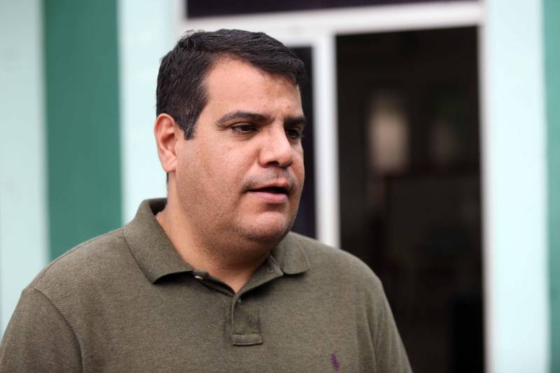 Passados dois dias da enxurrada que destruiu casas e obrigou pessoas a saírem de seus locais de moradia em Paragominas, Governo do Estado e Prefeitura continuam os trabalhos para atender as famílias afetadas, reconstruir o que ficou destruído e restabelecer a situação de normalidade no município. Desde a manhã da última quinta-feira (12), equipes da Defesa Civil intensificam as ações nos bairros atingidos. Na foto, Jorge Bittencourt, secretário regional de Governo do Sudeste do Pará.
FOTO: SIDNEY OLIVEIRA / AG. PARÁ
DATA: 14.04.2018
PARAGOMINAS - PARÁ <div class='credito_fotos'>Foto: Sidney Oliveira/Ag. Pará | <a href='/midias/2018/originais/1b0d6a06-2467-4b5a-adb9-39404a4e70d6.jpg' download><i class='fa-solid fa-download'></i> Download</a></div>