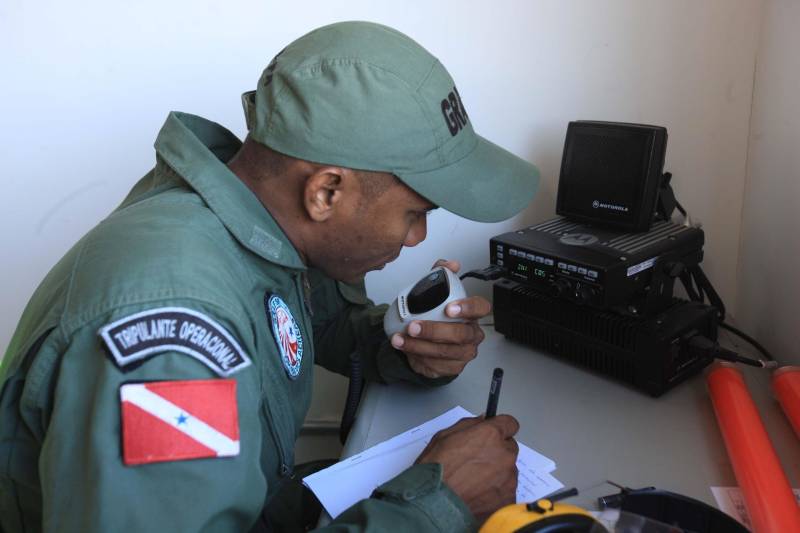 “Devo a vida do meu filho à atuação do Graesp (Grupamento Aéreo de Segurança Pública, na foto). Se não fosse pelo empenho deles no resgate, o João não teria resistido”. O depoimento emocionado é do sargento da Polícia Militar do Pará, Marcelo Serrano. Em abril do ano passado, o filho dele, João Marcel, então com 3 anos, perfurou o pulmão depois de cair de uma ponte. O acidente foi no município de São Sebastião da Boa Vista, no Marajó. Na ocasião, o Graesp foi acionado e iniciou o resgate da criança em direção a Belém. Em uma corrida contra o tempo, 40 minutos depois o menino começava a ser atendido em um hospital na capital. Se o transporte tivesse sido de barco, como normalmente ocorre na região, levaria oito horas e, pela gravidade da situação, o pequeno Marcel não teria resistido.

FOTO: RODOLFO OLIVEIRA / AG. PARÁ
DATA: 21.05.2018
BELÉM - PARÁ <div class='credito_fotos'>Foto: Rodolfo Oliveira/Ag. Pará   |   <a href='/midias/2018/originais/1b134cb9-1d4c-41fc-90ce-bc893b878181.jpg' download><i class='fa-solid fa-download'></i> Download</a></div>
