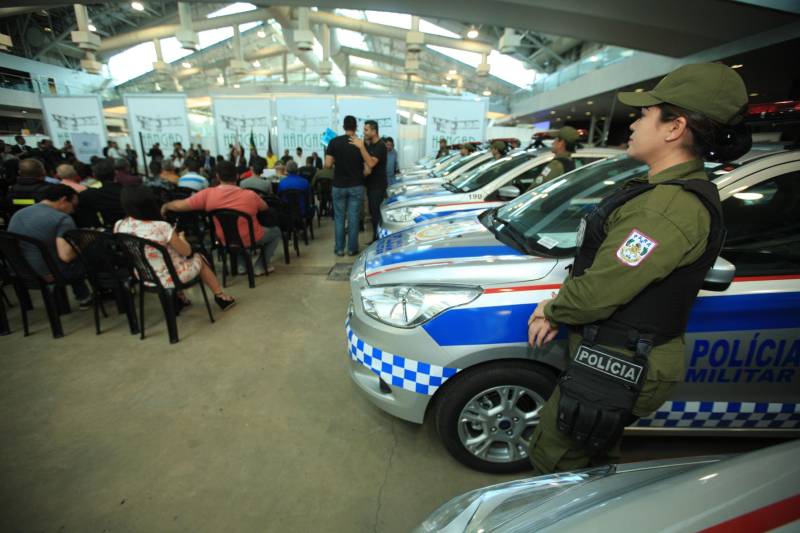 O Governo do Estado reforçou a parceria com a Prefeitura de Belém com a entrega, nesta quarta-feira (4), de 41 veículos que vão potencializar as ações de segurança na capital. A iniciativa faz parte do pacote de ações imediatas para 2018, anunciadas pelo Sistema de Segurança Pública do Estado em fevereiro deste ano contra a violência, que contempla a renovação da frota e equipamentos das Polícias Civil e Militar e fortalecimento das Guardas Municipais em todas as regiões do Estado, entre outras medidas. A entrega ocorreu no Hangar – Centro de Convenções e Feiras, em Belém. Ao todo, foram entregues 41 veículos, sendo seis picapes, dez carros modelo SUV e 25 motocicletas, totalizando um investimento de R$ R$2.062.160,00. Além das viaturas, foi firmado convênio entre o Governo do Estado e Prefeitura no valor de R$2.707.926,00 milhões para a compra equipamentos. O pacote contempla a aquisição de 300 pistolas 380, 16.200 munições e 600 coletes. As duas ações contabilizam mais de R$ 4,7 em investimentos para a Guarda Municipal de Belém.
FOTO: MÁCIO FERREIRA / AG. PARÁ
DATA: 04.07.2018
BELÉM - PARÁ <div class='credito_fotos'>Foto: MÁCIO FERREIRA/ AG. PARÁ | <a href='/midias/2018/originais/1b1b8916-314c-4fb1-a5de-0ccfaae60771.jpg' download><i class='fa-solid fa-download'></i> Download</a></div>