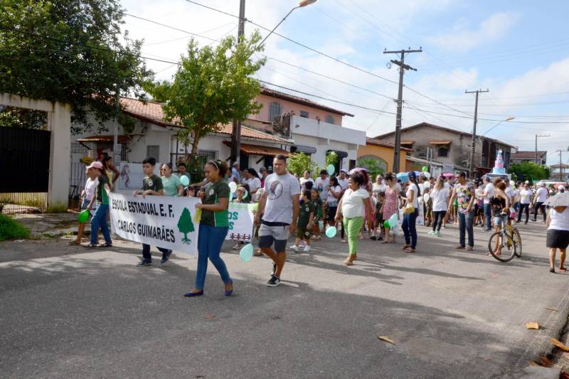 A Escola Estadual de Ensino Fundamental Doutor Carlos Guimarães, no bairro da Marambaia, em Belém, comemorou 47 anos de fundação, nesta quarta-feira (28), com uma programação festiva que reuniu escola e comunidade. Logo cedo, familiares acompanharam a caminhada de alunos e professores pelas ruas do entorno da escola. O tema escolhido para as comemorações foi “Paz e Amor ao Próximo”. A programação contou com a apresentação da Banda da Polícia Militar (PM), animando a criançada com músicas com temáticas infantis.
FOTO: ELISEU DIAS / ASCOM SEDUC
DATA: 28.03.2018
BELÉM - PARÁ <div class='credito_fotos'>Foto: Eliseu Dias/Ag. Pará | <a href='/midias/2018/originais/1b1fb1f5-e0b5-4094-8b44-0a1695324dcd.jpg' download><i class='fa-solid fa-download'></i> Download</a></div>
