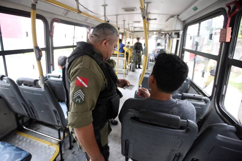 Militares do 1º Batalhão de Policiamento Militar (BPM) realizaram na manhã desta terça-feira, 15, a operação Ônibus Seguro, no bairro do Barreiro, em Belém. Quinze policiais em quatro viaturas, subordinados ao Comando de Policiamento da Capital, participaram da operação fazendo a abordagem e revista nos ônibus que circulam no perímetro, assim como a orientação aos usuários. Durante as duas horas da operação realizada nesta terça-feira, 15, pela manhã, na Pedro Álvares Cabral com Passagem Mirandinha (foto), nenhuma ocorrência foi registrada.

FOTO: THIAGO GOMES / AG. PARÁ
DATA: 15.05.2018
BELÉM - PARÁ <div class='credito_fotos'>Foto: Thiago Gomes /Ag. Pará   |   <a href='/midias/2018/originais/1b360b81-369d-483c-aab4-aaf930731bfe.jpg' download><i class='fa-solid fa-download'></i> Download</a></div>