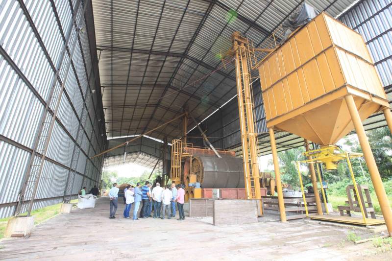 Mais de 300 produtores compareceram à arena Bira's, em Igarapé-Miri, no nordeste paraense, na manhã de quinta-feira (15), em busca de informações sobre crédito, qualificação profissional, regularização fundiária e cadeia produtiva. O público foi atendido pela "Caravana Pará 2030 - Igarapé-Miri", promovida pelo governo do Estado, que levou ao município os serviços de várias secretarias, bancos e instituições ligadas à produção e à intermediação de negócios.
FOTO: RODOLFO OLIVEIRA / AG. PARÁ
DATA: 16.03.2018
IGARAPÉ-MIRI - PARÁ <div class='credito_fotos'>Foto: Rodolfo Oliveira/Ag. Pará | <a href='/midias/2018/originais/1b39e81a-7a87-41b1-93b6-172cabbaba35.jpg' download><i class='fa-solid fa-download'></i> Download</a></div>
