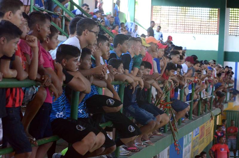 No momento em que os Jogos Estudantis Paraenses (Jeps) atingem a marca histórica de 60 anos, o município de Mocajuba (foto), na Região do Baixo-Tocantins, está em festa ao sediar, desde a quarta-feira, 16, as competições regionais do evento estudantil.
FOTO: ELISEU DIAS / ASCOM SEDUC
DATA: 17.05.2018
MOCAJUBA - PARÁ <div class='credito_fotos'>Foto: Eliseu Dias / Ascom Seduc | <a href='/midias/2018/originais/1b3e6f63-73d0-47eb-b445-e2b7c9cdd1ca.jpg' download><i class='fa-solid fa-download'></i> Download</a></div>