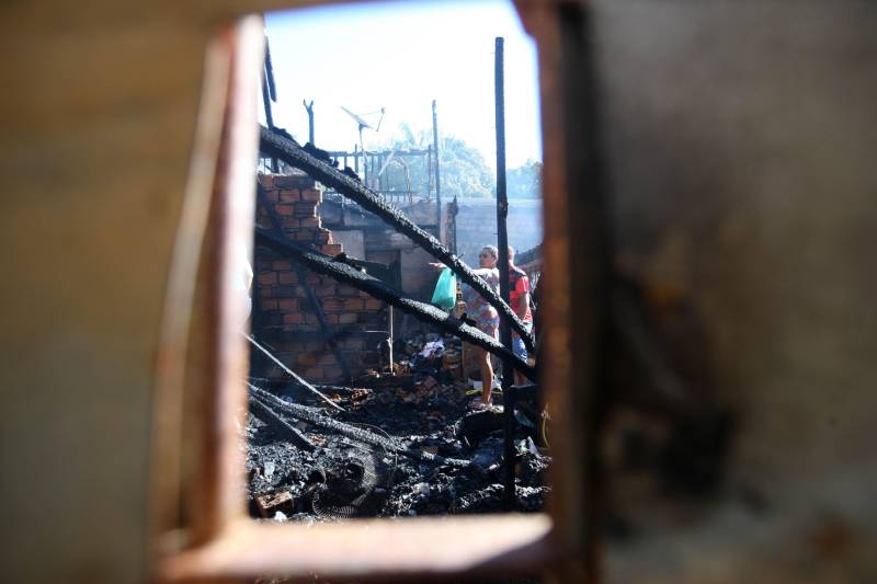 Equipes do Corpo de Bombeiros continuam o trabalho no local do incêndio que ocorreu nesta quinta-feira, 31, na passagem Serrão de Castro, próximo à avenida José Bonifácio, no bairro do Guamá, em Belém.
FOTO: MARCELO LELIS / AG. PARÁ
DATA: 01.06.2018
BELÉM - PARÁ <div class='credito_fotos'>Foto: Marcelo Lelis / Ag. Pará | <a href='/midias/2018/originais/1b421614-1cbe-422b-b0cf-0de585d3fd78.jpg' download><i class='fa-solid fa-download'></i> Download</a></div>