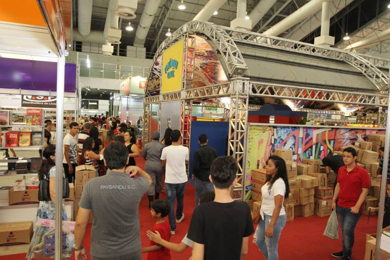 Uma programação extensa e diversificada marcou a abertura das atividades da XXII Feira Pan-Amazônica do Livro (foto) neste sábado (2), no Hangar – Centro de Convenções e Feiras da Amazônia, em Belém. Um grande público compareceu no primeiro dia, aproveitando as atrações culturais e as exposições nos estandes de livros.

FOTO: CRISTINO MARTINS / AG. PARÁ
DATA: 02.06.2018
BELÉM - PARÁ <div class='credito_fotos'>Foto: Cristino Martins/Ag. Pará   |   <a href='/midias/2018/originais/1b4695de-e9b9-4431-8631-4a5b9efed583.jpg' download><i class='fa-solid fa-download'></i> Download</a></div>