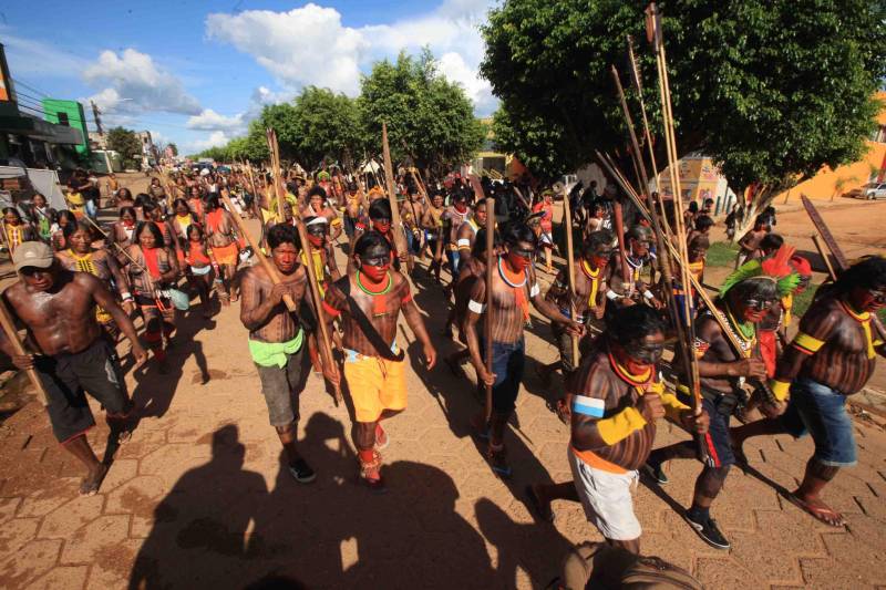 Uma caminhada pelas principais ruas de São Félix do Xingu foi o ponto alto da programação da Semana dos Povos Indígenas nesta quarta-feira (18). Os índios se concentraram em frente à Secretaria Municipal de Cultura, entoando cantos de guerra e dançando na luta por direitos. Uma das principais reivindicações é a retomada de territórios e a gestão ambiental dessas áreas. Durante a passeata, caciques se revezavam proferindo palavras de ordem, enquanto todos seguiam em cadência rumo à Praça do Triângulo, onde ocorre grande parte das atividades. A passeata foi também um protesto contra a exoneração de Franklimberg Ribeiro de Freitas da presidência da Fundação Nacional do Índio (Funai). Ele teria sido demitido pelo presidente Michel Temer a pedido de deputados da bancada ruralista, em Brasília.
FOTO: RODOLFO OLIVEIRA / AG. PARÁ
DATA: 18.04.2018
SÃO FÉLIX DO XINGU - PARÁ <div class='credito_fotos'>Foto: Rodolfo Oliveira/Ag. Pará | <a href='/midias/2018/originais/1b48578d-c01b-469b-9b4b-cc53a7ddf4ba.jpg' download><i class='fa-solid fa-download'></i> Download</a></div>