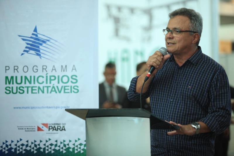 O Governo do Estado reforçou a parceria com a Prefeitura de Belém com a entrega, nesta quarta-feira (4), de 41 veículos que vão potencializar as ações de segurança na capital. A iniciativa faz parte do pacote de ações imediatas para 2018, anunciadas pelo Sistema de Segurança Pública do Estado em fevereiro deste ano contra a violência, que contempla a renovação da frota e equipamentos das Polícias Civil e Militar e fortalecimento das Guardas Municipais em todas as regiões do Estado, entre outras medidas. A entrega ocorreu no Hangar – Centro de Convenções e Feiras, em Belém. Ao todo, foram entregues 41 veículos, sendo seis picapes, dez carros modelo SUV e 25 motocicletas, totalizando um investimento de R$ R$2.062.160,00. Além das viaturas, foi firmado convênio entre o Governo do Estado e Prefeitura no valor de R$2.707.926,00 milhões para a compra equipamentos. O pacote contempla a aquisição de 300 pistolas 380, 16.200 munições e 600 coletes. As duas ações contabilizam mais de R$ 4,7 em investimentos para a Guarda Municipal de Belém. Na foto, o prefeito de Belém, Zenaldo Coutinho.
FOTO: MÁCIO FERREIRA / AG. PARÁ
DATA: 04.07.2018
BELÉM - PARÁ <div class='credito_fotos'>Foto: MÁCIO FERREIRA/ AG. PARÁ | <a href='/midias/2018/originais/1b4aa596-6387-421c-89cc-ca9f39855ed8.jpg' download><i class='fa-solid fa-download'></i> Download</a></div>