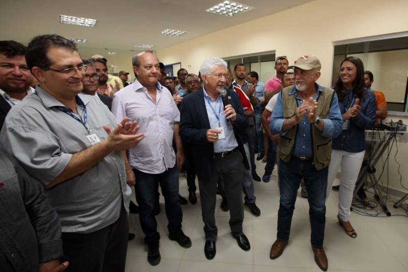 Nesta sexta-feira (6), um dia após completar 105 anos de emancipação, Marabá, município de forte vocação mineral e agrícola que o faz principal centro socioeconômico do sudeste paraense, recebeu importantes obras e serviços do Governo do Estado. Em destaque, investimentos nas áreas da saúde, educação, saneamento básico e segurança. As cerimônias contaram com a presença do governador Simão Jatene, parlamentares, prefeitos da região, entre outras autoridades. Durante a agenda de governo no município foi entregue oficialmente à população a nova Estação de Tratamento de Esgoto Sanitário (ETE) da Companhia de Saneamento do Pará (Cosanpa), o bloco IV do campus VIII da Universidade Estadual do Pará (Uepa, na foto) e mais de 90 veículos para unidades militares de Marabá e municípios da região. Além disso, também foi entregue à prefeitura 13 caminhões coletores de resíduos sólidos e assinado um termo aditivo para aquisição de equipamentos de hemodiálise para o Hospital Regional do Sudeste do Pará - Dr. Geraldo Veloso (HRSP), entre outros convênios. Na foto, o reitor da Universidade, Rubens Cardoso.
FOTO: SIDNEY OLIVEIRA / AG. PARÁ
DATA: 06.04.2018
MARABÁ - PARÁ <div class='credito_fotos'>Foto: Agência Pará | <a href='/midias/2018/originais/1b5155a2-68f2-446d-8cc4-6333fd1b3d9d.jpg' download><i class='fa-solid fa-download'></i> Download</a></div>