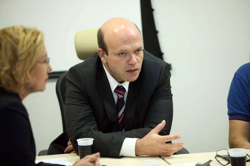 Mesmo diante da crise que ainda afeta o País, o Governo do Estado do Pará anunciou na tarde desta terça-feira, 10, o reajuste de 3% nos salários dos servidores ativos e inativos do Estado. O percentual de reajuste foi definido pela reposição da inflação no período de abril de 2017 a março de 2018, que foi de 2,89. A legislação eleitoral também veda, em ano de eleições como é 2018, reajuste acima do patamar registrado pela inflação. E a legislação vem sendo seguida à risca pelo Governo do Pará. Na reunião estiveram presentes a Secretária de Estado de Administração, Alice Viana; o procurador do Estado, Idemar Perachi (foto); Nilo Noronha, titular da Sefa; e Ana Hage, Secretária de Educação, que ocorreu na sede da Secretaria de Administração.
FOTO: THIAGO GOMES / AG. PARÁ
DATA: 10.04.2018
BELÉM - PARÁ <div class='credito_fotos'>Foto: Thiago Gomes /Ag. Pará | <a href='/midias/2018/originais/1b53d656-7e68-4029-a076-8df0496025a0.jpg' download><i class='fa-solid fa-download'></i> Download</a></div>