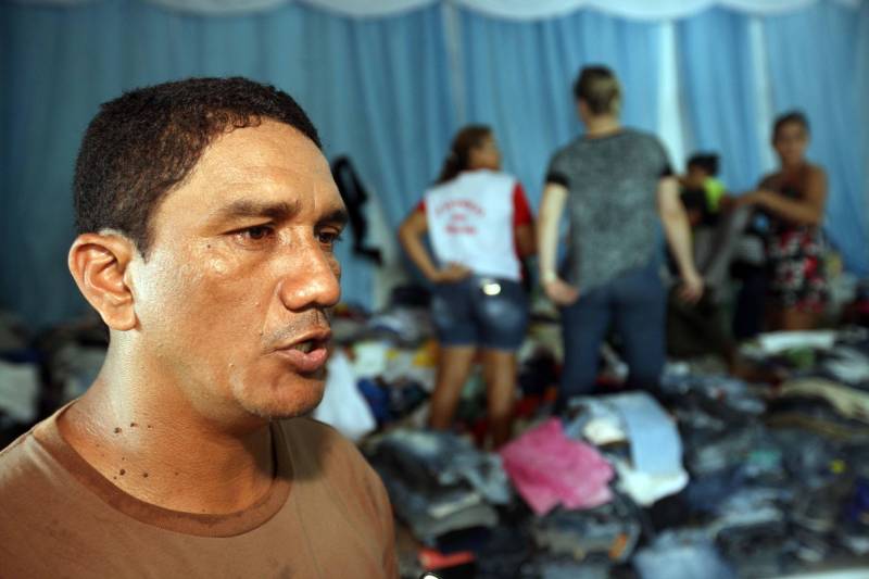 Passados dois dias da enxurrada que destruiu casas e obrigou pessoas a saírem de seus locais de moradia em Paragominas, Governo do Estado e Prefeitura continuam os trabalhos para atender as famílias afetadas, reconstruir o que ficou destruído e restabelecer a situação de normalidade no município. Desde a manhã da última quinta-feira (12), equipes da Defesa Civil intensificam as ações nos bairros atingidos. Na foto, João Botelho, líder comunitário, tem trabalhado bastante.
FOTO: SIDNEY OLIVEIRA / AG. PARÁ
DATA: 14.04.2018
PARAGOMINAS - PARÁ <div class='credito_fotos'>Foto: Sidney Oliveira/Ag. Pará | <a href='/midias/2018/originais/1b5f868f-5bfa-4bf5-9c3b-31b121c9b024.jpg' download><i class='fa-solid fa-download'></i> Download</a></div>