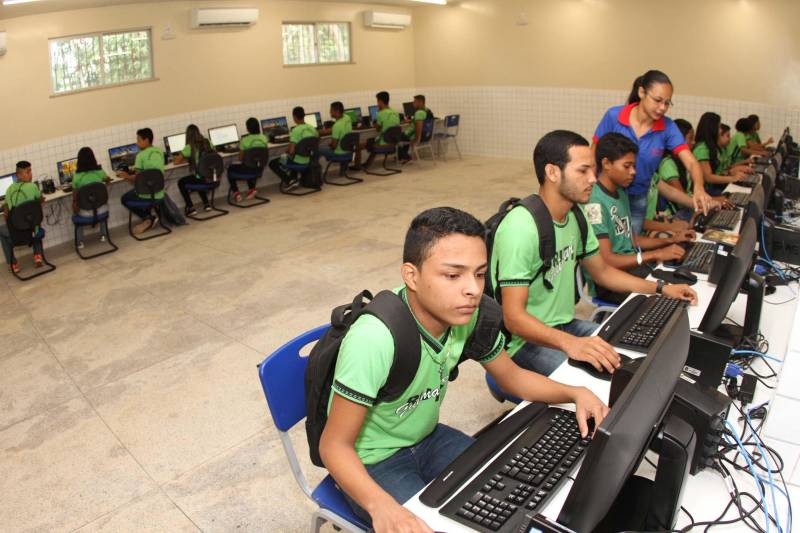 Um painel, no pátio da Escola Estadual de Ensino Médio Ruth Guimarães Ferreira, no distrito de Murinim, em Benevides, mostra 16 alunos da unidade aprovados nos últimos vestibulares. Desses, 12 irão estudar na Universidade Federal do Pará (UFPA). São os primeiros resultados de um processo que começou há nove meses, quando a escola entrou em reforma e ampliação. A nova “Ruth Guimarães Ferreira” foi entregue oficialmente nesta segunda-feira, 26, pelo governador Simão Jatene. Reformada e ampliada, a escola tem agora seis salas de aula; quatro laboratórios (multiuso, multidisciplinar, informática e de leitura); cozinha; refeitório e dispensa; quadra poliesportiva, vestiários feminino e masculino; área de convivência; sala para Atendimento Educacional Especializado (AEE) e acessos para pessoas com deficiência. Espaços de sobra para seus 892 alunos, distribuídos em três turnos do Ensino Médio. A obra custou R$ 2,446 milhões.
FOTO: CRISTINO MARTINS / AG. PARÁ
DATA: 26.03.2018
BENEVIDES - PARÁ <div class='credito_fotos'>Foto: Cristino Martins/Ag. Pará | <a href='/midias/2018/originais/1b6085f9-3f1d-4708-8fa9-3615b5d3e692.jpg' download><i class='fa-solid fa-download'></i> Download</a></div>