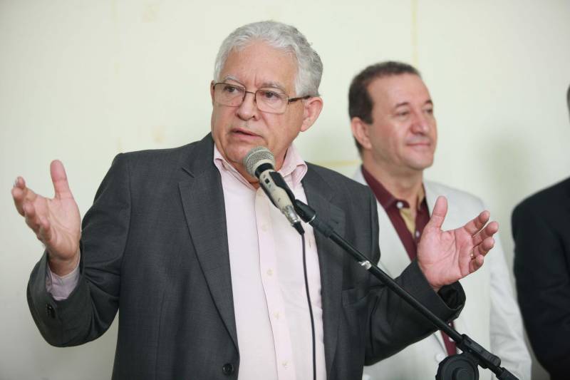 Polícia Militar, Guarda Municipal e Secretarias Municipais de Segurança Pública de 17 cidades do interior paraense receberam motos para ampliar o policiamento ostensivo e para atender ocorrências em suas sedes. Os veículos adquiridos pelo Governo do Estado são provenientes de emenda parlamentar de três deputados da Assembleia Legislativa do Pará (ALEPA), e entregues nesta segunda-feira (28) durante cerimônia na sede da Casa Civil, em Belém. Ao todo foram entregues 44 motos do modelo Honda XRE 300 CC, todas com kit sinalizador acústico e visual, rastreador, dois capacetes e queixeiras. Prefeitos, secretários de segurança, representantes das polícias, guardas municipais e deputados estiveram presentes na solenidade e ressaltaram a importância de ampliar a frota de veículos para dar apoio a segurança dos municípios. Na foto, o chefe da Casa Civil, Adenauer Góes.
FOTO: MÁCIO FERREIRA / AG. PARÁ
DATA: 28.05.2018
BELÉM - PARÁ <div class='credito_fotos'>Foto: MÁCIO FERREIRA/ AG. PARÁ | <a href='/midias/2018/originais/1b632935-6d04-437d-80fd-e04aa7bb2995.jpg' download><i class='fa-solid fa-download'></i> Download</a></div>