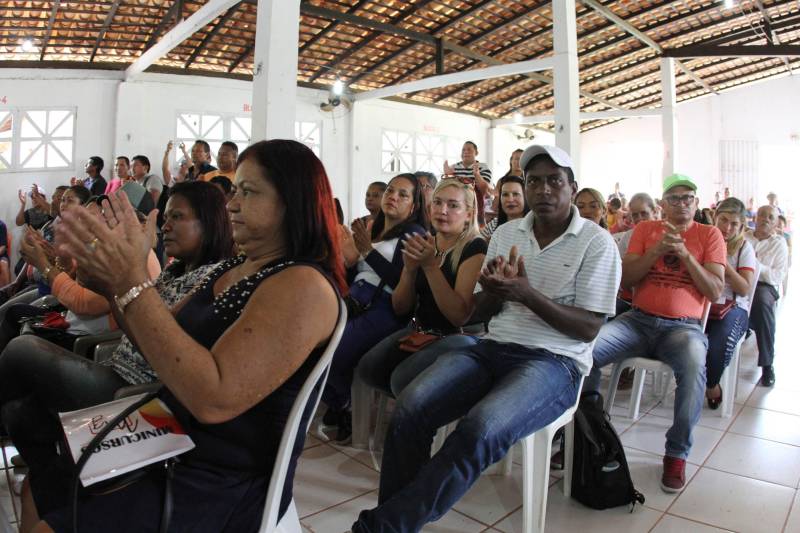 Cento e dezoito famílias da comunidade quilombola do Caeté, no município de Abaetetuba, no nordeste do Estado, foram beneficiadas com um título coletivo de terra. Com o documento, o Governo do Estado, por meio do Instituto de Terras do Pará (Iterpa), reconhece o direito de uma população que há décadas ocupa e trabalha na área. A cerimônia de entrega ocorreu na manhã deste sábado (24), no Centro Comunitário, e contou com a participação do governador Simão Jatene. A área titulada corresponde a cerca de 1.400 hectares. Agora, devidamente respaldadas, as famílias poderão ter acesso a empréstimos, políticas públicas, entre outros benefícios que possibilitam o desenvolvimento da sua produção e a continuidade de suas tradições. “Com o documento de terra a comunidade passa a ter segurança jurídica e acesso a créditos, financiamentos e outros benefícios que antes não lhes era permitido. Além disso, agora eles poderão produzir com mais segurança, mantendo a terra entre as futuras gerações”, afirmou o governador Simão Jatene.
FOTO: CRISTINO MARTINS / AG. PARÁ
DATA: 24.03.2018
ABAETETUBA - PARÁ
<div class='credito_fotos'>Foto: Cristino Martins/Ag. Pará | <a href='/midias/2018/originais/1b6ade55-511a-4371-a2a8-a3c84b5cb962.jpg' download><i class='fa-solid fa-download'></i> Download</a></div>