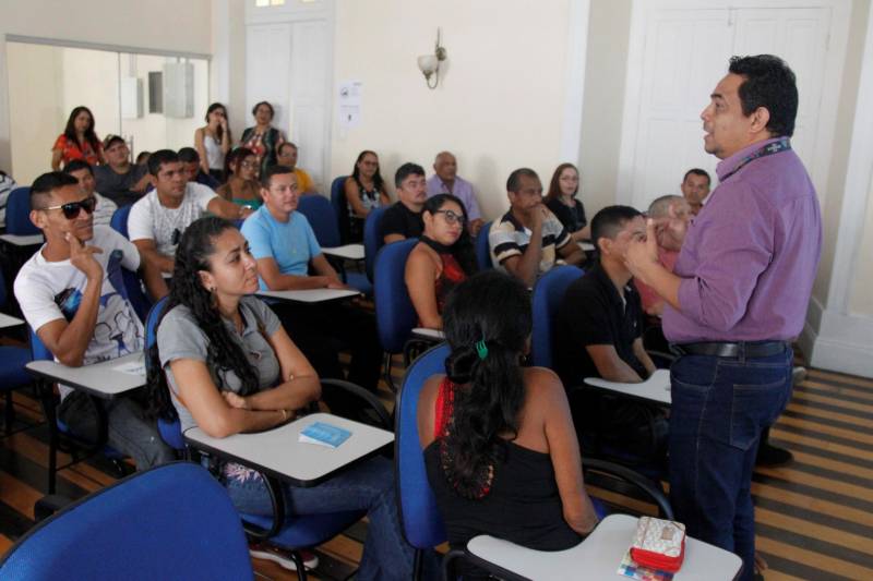 Mais do que acreditar na mudança, o que faz a diferença é proporcionar a oportunidade de mudar. Este é um dos objetivos do governo do Estado ao beneficiar egressos do Sistema Penitenciário do Estado do Pará com a carta de microcrédito do Programa Credcidadão. O recurso permite o início de um negócio próprio, garantindo não só uma renda familiar, mas principalmente a melhoria da qualidade de vida. Na manhã desta sexta-feira (8), na Escola de Administração Penitenciária, o Núcleo de Gerenciamento do Programa Credcidadão beneficiou 17 novos empreendedores com a entrega de R$ 50.400,00 em microcrédito. Dos beneficiados, quatro são renovações de contratos. Desde 2015, o Credcidadão já entregou R$ 148.900,00 para 50 microempreendedores.
FOTO: AKIRA ONUMA / AG. PARÁ
DATA: 08.06.2018
BELÉM - PARÁ <div class='credito_fotos'>Foto: Akira Onuma / Ascom Susipe | <a href='/midias/2018/originais/1b722817-ced0-474a-8a94-2ad655da379f.jpg' download><i class='fa-solid fa-download'></i> Download</a></div>