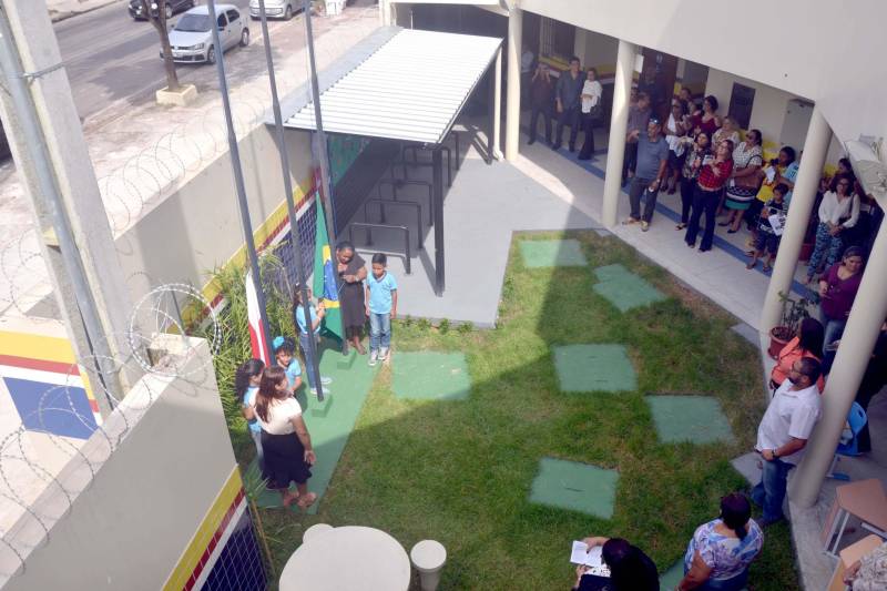 A Escola Estadual Mário Carneiro de Miranda (foto), localizada no bairro da Sacramenta, em Belém, foi reinaugurada nesta terça-feira (22). Com 61 anos de fundação, a unidade foi reformada e ampliada a partir do Programa de Melhoria da Qualidade e Expansão da Cobertura da Educação Básica do Estado do Pará, que materializa o Pacto pela Educação. A obra custou R$ 1.862 milhão. A escola de Ensino Fundamental atende 296 alunos de 6 a 13 anos. A cerimônia de reinauguração foi presidida pela secretária de Estado de Educação, Ana Claudia Serruya Hage, e reuniu, além da comunidade escolar, secretários adjuntos da Seduc e dirigentes de Unidades Seduc na Escola (Use), diretores e professores de outras escolas do bairro. A escola tem cinco salas de aula climatizadas, sala de professores, diretoria, dispensa, sala de leitura, banheiros para professores e alunos (masculino e feminino), banheiro para Portador de Necessidades Especiais, sala de informática, uma nova cozinha, bicicletário, todos devidamente identificados, inclusive em linguagem braile para orientação aos alunos de baixa visão.

FOTO: ELISEU DIAS / ASCOM SEDUC
DATA: 22.05.2018
BELÉM - PARÁ <div class='credito_fotos'>Foto: Eliseu Dias / Ascom Seduc   |   <a href='/midias/2018/originais/1b735a8b-454d-4131-9df5-17540c7d77c0.jpg' download><i class='fa-solid fa-download'></i> Download</a></div>