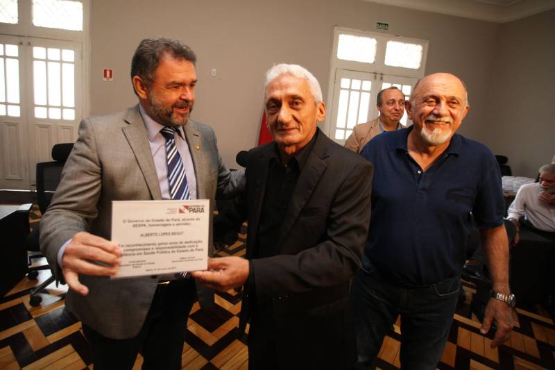Quase R$ 2 milhões em equipamentos para o combate a malária no Pará foram distribuídos, nesta quarta-feira (7), em cerimônia no Palácio do Governo, em Belém. No total 38 microscópios, 21 motocicletas e 9 caminhonetes foram entregues, pelo governador Simão Jatene, a representantes de 11 municípios beneficiados, de diferentes regiões do Pará. Na ocasião, o governo também homenageou servidores estaduais que atuam há mais de 30 anos no combate a endemias e dedicaram anos de profissionalismo, compromisso e responsabilidade com o trabalho na Vigilância em Saúde Pública do Estado do Pará.
FOTO: ANTÔNIO SILVA / AG. PARÁ
DATA: 07.03.2018
BELÉM - PARÁ
<div class='credito_fotos'>Foto: Antônio Silva/Ag. Pará | <a href='/midias/2018/originais/1b7668fe-b24a-42cc-90c2-c445a66fa236.jpg' download><i class='fa-solid fa-download'></i> Download</a></div>
