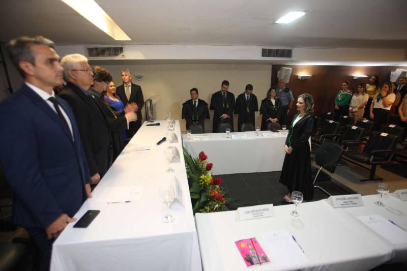 A Defensora Pública Geral, Jeniffer de Barros Rodrigues (foto), foi reconduzida pelo Conselho Superior da Defensoria Pública do Estado do Pará para mais um biênio frente à Defensoria Pública do Estado do Pará. A 52ª Sessão Extraordinária do Conselho Superior ocorreu nesta terça-feira, 26 de junho, e foi presidida pelo Subdefensor Público Geral do Estado do Pará, Vladimir Koenig. Jeniffer de Barros Rodrigues foi reconduzida pelo Governador do Estado, Simão Jatene, por meio do decreto de 27 de março de 2018. A Defensora Pública Geral do Estado do Pará foi a candidata mais votada na eleição para o cargo, ocorrida em 09 de março de 2018, com 162 votos. A Sessão Solene contou com a presença de familiares, autoridades de Estado, membros da Gestão, defensores públicos e servidores da Defensoria Pública do Estado.
FOTO: MARCELO LELIS / AG. PARÁ
DATA: 26.06.2018
BELÉM - PARÁ <div class='credito_fotos'>Foto: Marcelo Lelis / Ag. Pará | <a href='/midias/2018/originais/1b78261f-98e0-4eb1-bec6-4f7fe9795c27.jpg' download><i class='fa-solid fa-download'></i> Download</a></div>